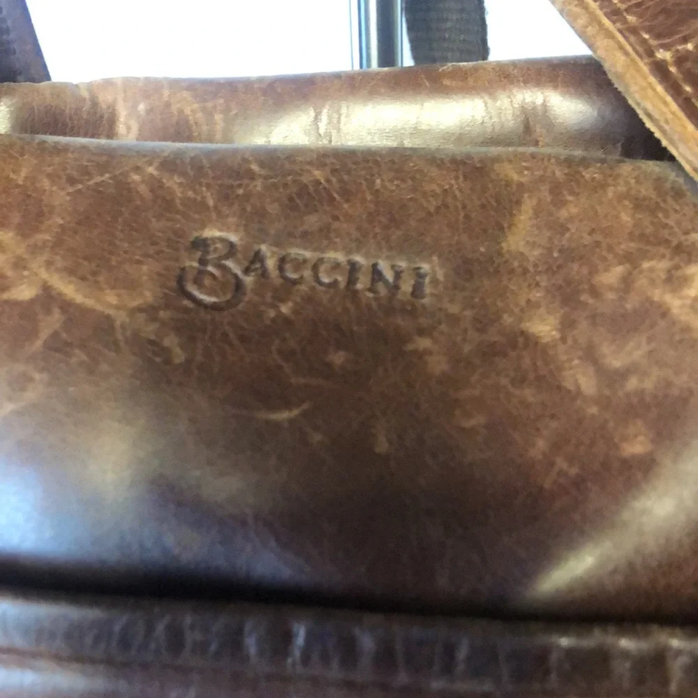 BACCINI Leandro cognac brown distressed genuine leather laptop bag. Detach strap